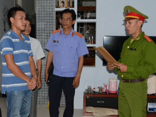 Công an đọc lệnh bắt khẩn cấp Lê Hữu Hiếu