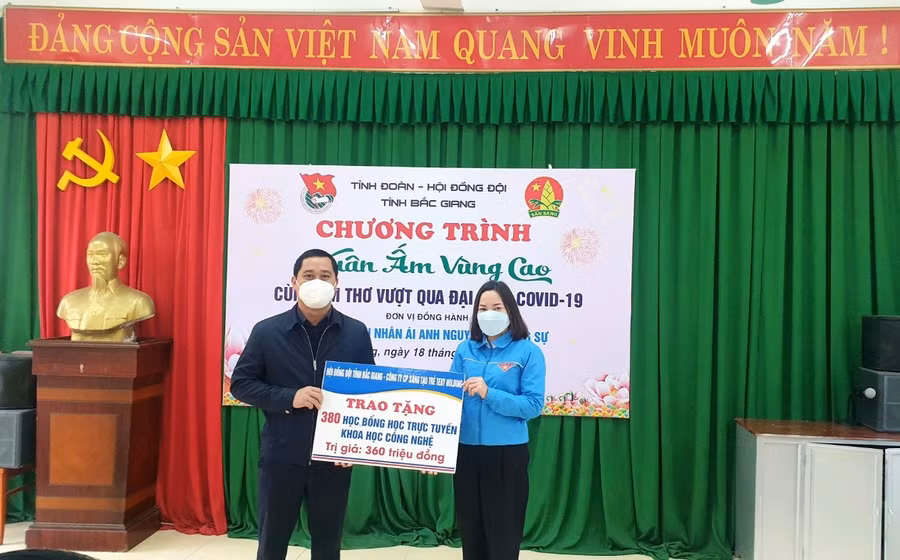Trao học bổng học trực tuyến cho đại diện Huyện đoàn Sơn Động gửi đến các em học sinh khó khăn.