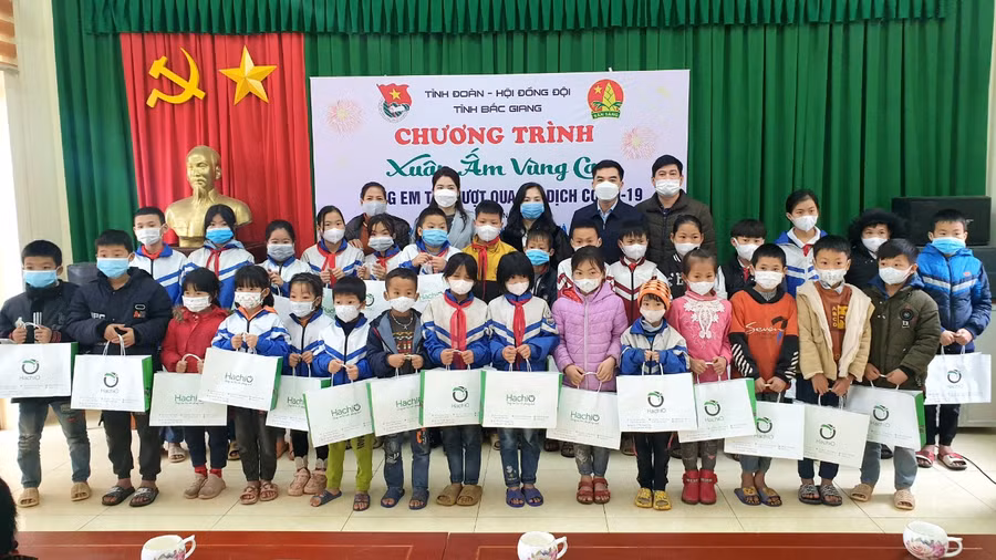 Trao quà cho học sinh trên địa bàn huyện Sơn Động.