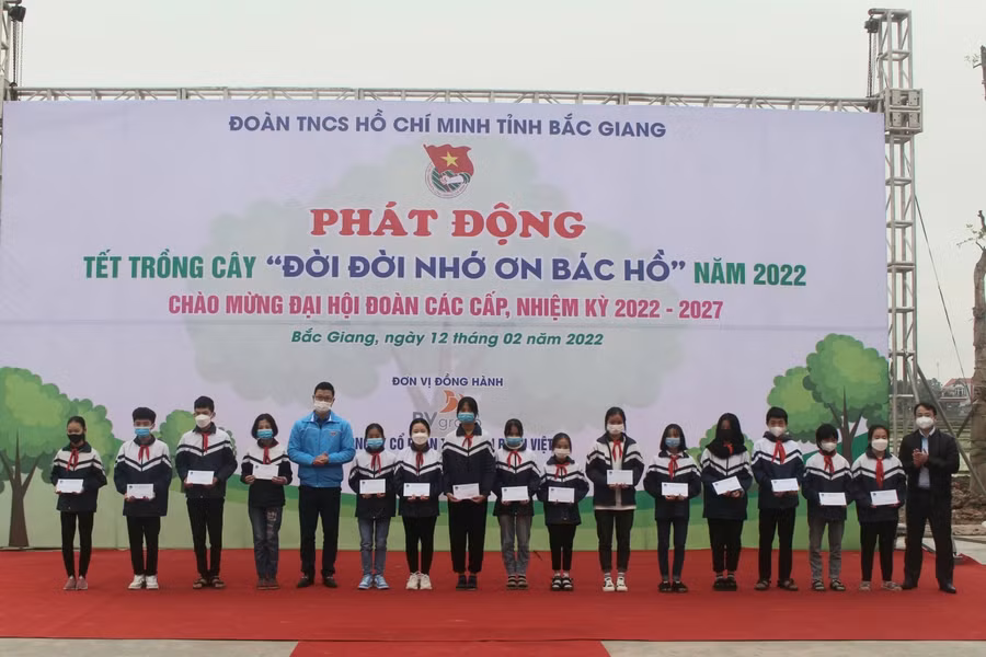 Trao quà cho học sinh khó khăn vươn lên trong học tập tại huyện Việt Yên.