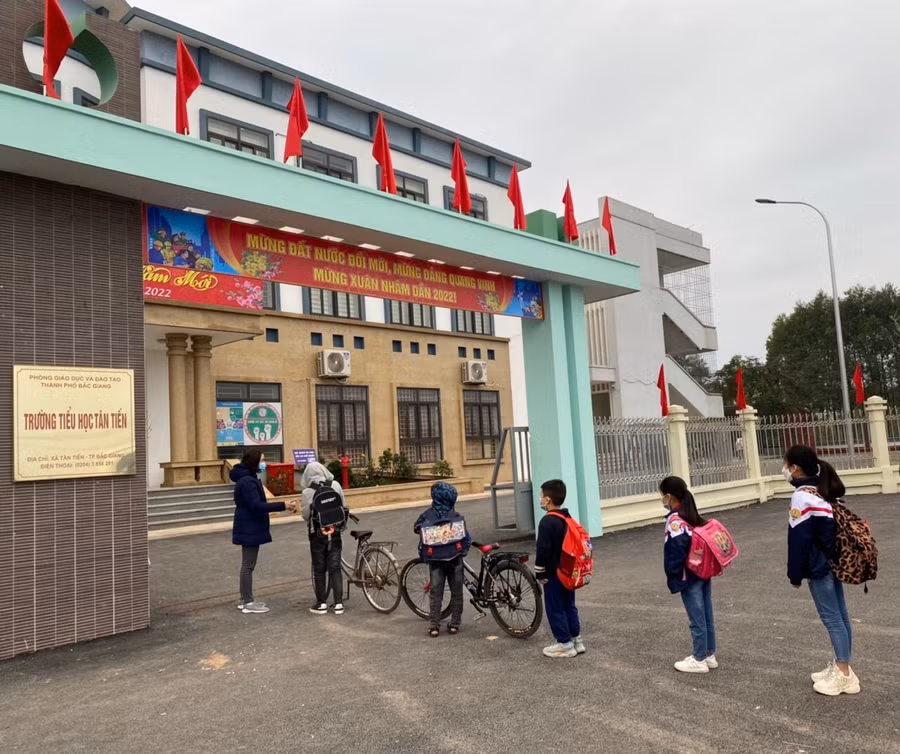 Học sinh trường Tiểu học Tân Tiến (TP Bắc Giang) xếp hàng, thực hiện 5K khi vào trường để phòng dịch.