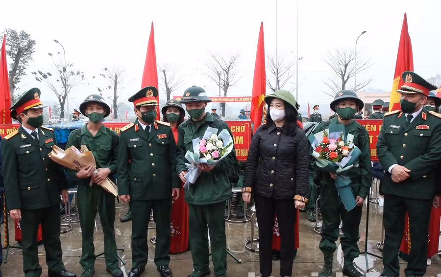 Lãnh đạo Bộ Quốc phòng, Quân khu I và lãnh đạo tỉnh Bắc Ninh động viên các tân binh lên đường nhận nhiệm vụ.