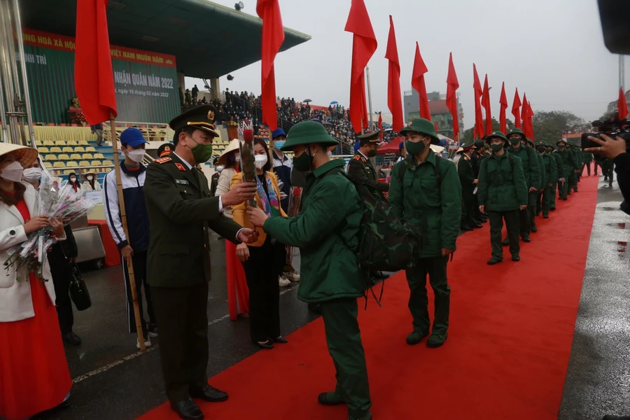 Lãnh đạo Bộ Công an động viên các thanh niên lên đường nhập ngũ.