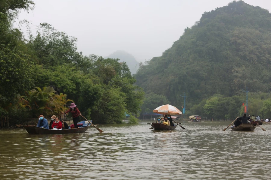 Du khách đến với chùa Hương những ngày qua.