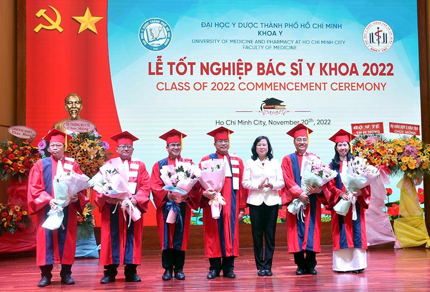 Bộ trưởng Bộ Y tế Đào Hồng Lan tặng hoa chúc mừng lãnh đạo Trường ĐH Y Dược TPHCM và Khoa Y.