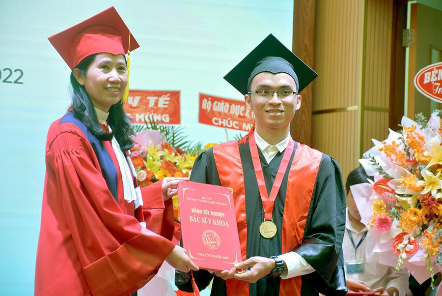 PGS.TS Vương Thị Ngọc Lan - Trưởng Khoa Y, Trường ĐH Y Dược TPHCM, trao bằng tốt nghiệp cho các tân khoa.