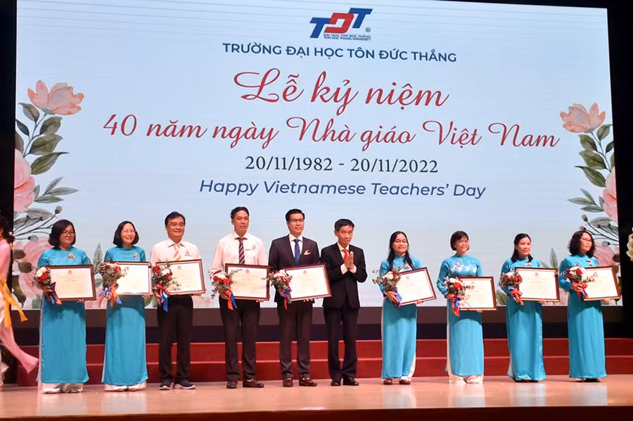 Tiến sĩ Trần Trọng Đạo (thứ 5 từ trái qua) nhận bằng khen của Tổng Liên đoàn Lao Động Việt Nam tại Lễ kỷ niệm 40 năm Ngày Nhà giáo Việt Nam.