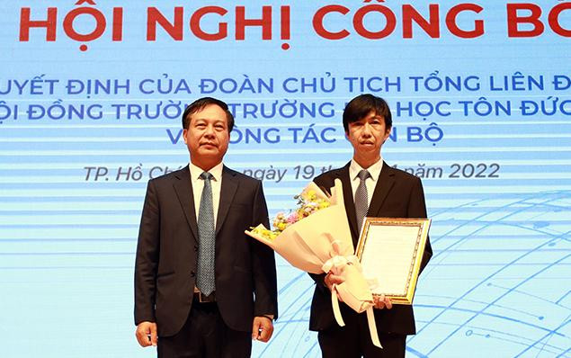 Ông Vũ Minh Đức - Chủ tịch Hội đồng trường Trường ĐH Tôn Đức Thắng trao quyết định bổ nhiệm phó hiệu trưởng đối với tiến sĩ Võ Hoàng Duy. Ông Vũ Minh Đức - Chủ tịch Hội đồng trường Trường ĐH Tôn Đức Thắng trao quyết định bổ nhiệm phó hiệu trưởng đối với tiến sĩ Võ Hoàng Duy.