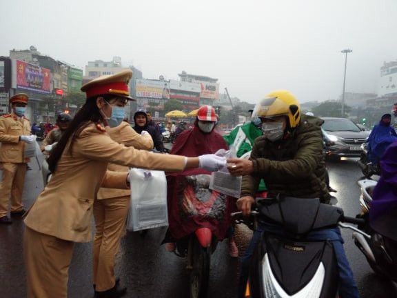 CSGT TP Hà Nội phát khẩu trang miễn phí cho người tham gia giao thông sáng 3/2. CSGT TP Hà Nội phát khẩu trang miễn phí cho người tham gia giao thông sáng 3/2.