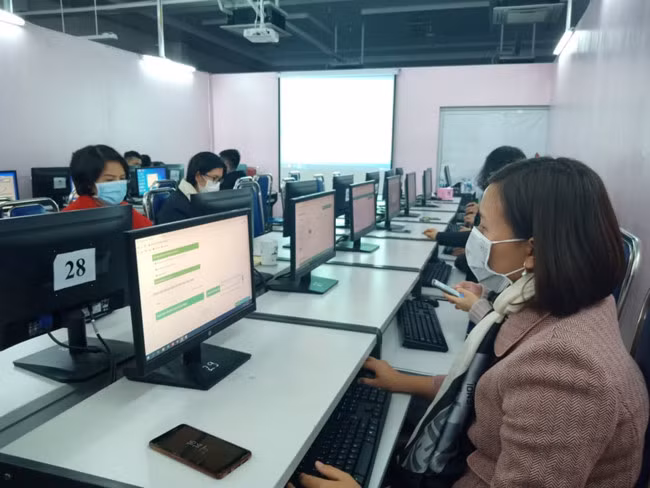 Giáo viên trường TH&THCS Pascal chuẩn bị bài giảng điện tử.