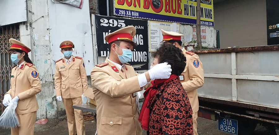 Tại các địa điểm giải quyết vi phạm giao thông của Đội CSGT số 3, những người đến làm thủ tục xử lý vi phạm giao thông đều được phát khẩu trang miễn phí. Tại các địa điểm giải quyết vi phạm giao thông của Đội CSGT số 3, những người đến làm thủ tục xử lý vi phạm giao thông đều được phát khẩu trang miễn phí.