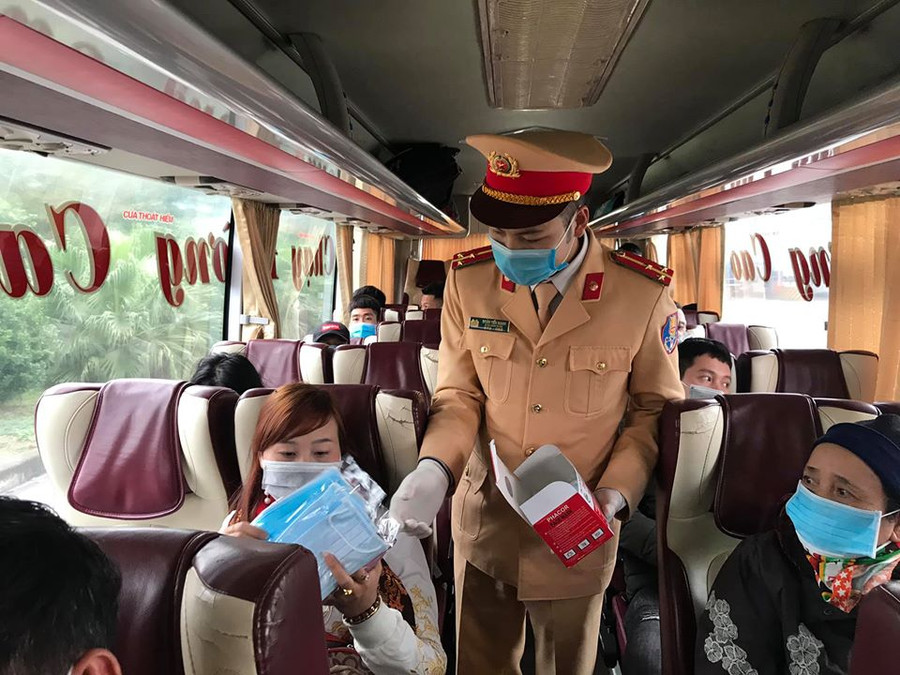Phòng chống nCoV, CSGT tiếp tục phát khẩu trang cho người tham gia giao thông