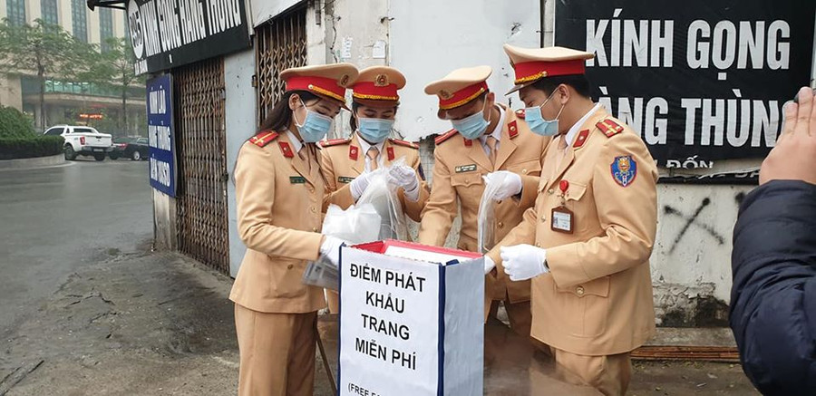 CSGT chuẩn bị khẩu trang phát miễn phí cho người tham gia giao thông. CSGT chuẩn bị khẩu trang phát miễn phí cho người tham gia giao thông.
