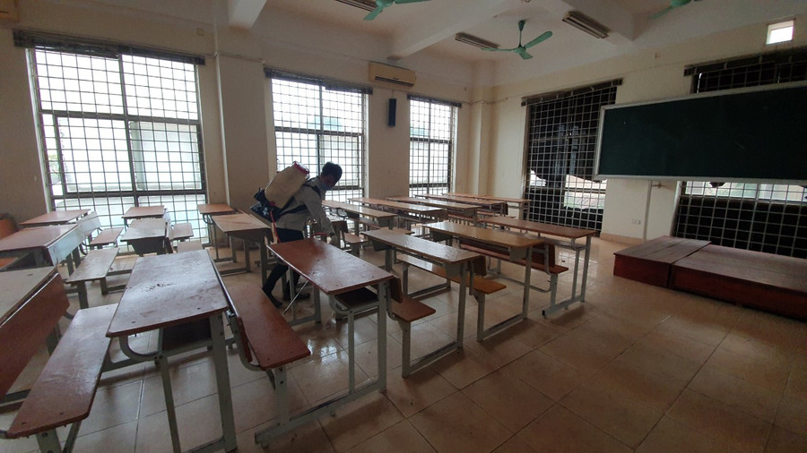 Đại học Điện lực phun thuốc khử trùng gồm phòng học, xưởng thực hành, các khối văn phòng chức năng... để đảm bảo an toàn trong công tác phòng dịch nCoV đón sinh viên quay lại trường. Đại học Điện lực phun thuốc khử trùng gồm phòng học, xưởng thực hành, các khối văn phòng chức năng... để đảm bảo an toàn trong công tác phòng dịch nCoV đón sinh viên quay lại trường.