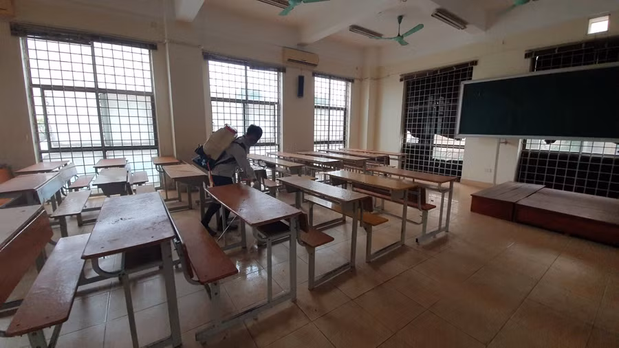 Đại học Điện lực phun thuốc khử trùng gồm phòng học, xưởng thực hành, các khối văn phòng chức năng... để đảm bảo an toàn trong công tác phòng dịch nCoV đón sinh viên quay lại trường.