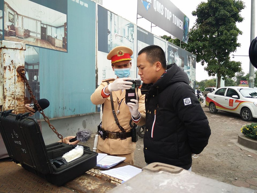 CSGT kiểm tra nồng độ cồn lái xe chiều 6/2.