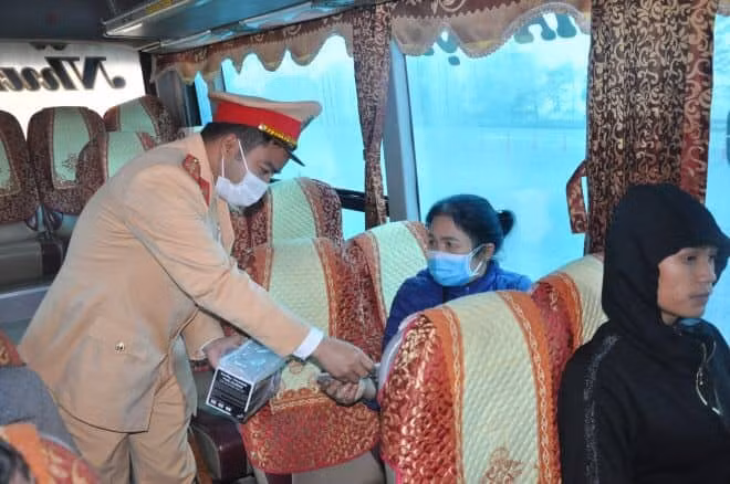 Lực lượng CSGT tổ chức phát tuyên truyền phòng, chống dịch bệnh nCoV cho người dân tham gia giao thông.