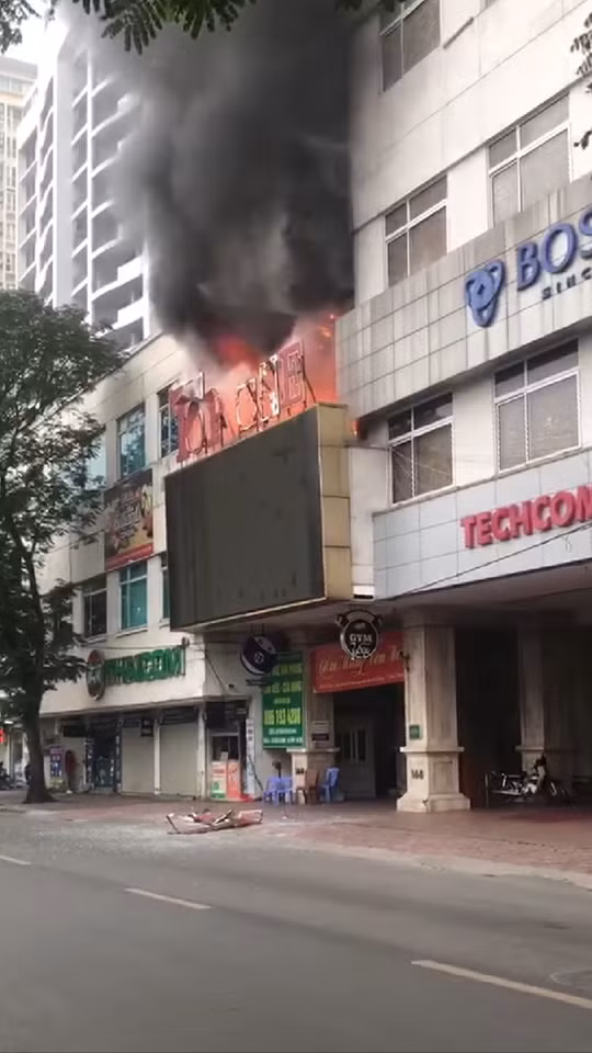 Đám cháy phát ra từ tầng 2 của quán Karaoke Top One có địa chỉ tại toà nhà 168 Ngọc Khánh.