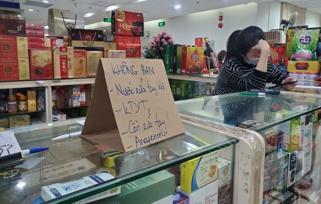 Nhiều cửa hàng thiết bị y tế không còn mặt hàng khẩu trang để bán. Nhiều cửa hàng thiết bị y tế không còn mặt hàng khẩu trang để bán.