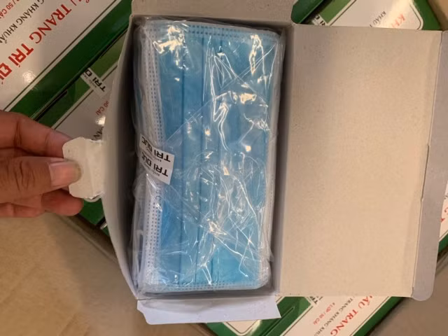 Lực lượng chức năng kiểm tra phát hiện số lượng lớn khẩu trang không hóa đơn, chứng minh nguồn gốc (Ảnh IT).