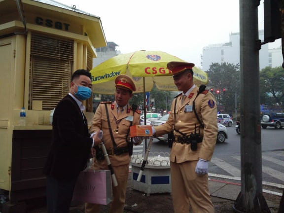 Sau khi phát khẩu trang cho người tham gia giao thông đi đường, anh Dũng còn tặng lại nhiều khẩu trang cho lực lượng CSGT để tiếp tục phát cho người dân. Sau khi phát khẩu trang cho người tham gia giao thông đi đường, anh Dũng còn tặng lại nhiều khẩu trang cho lực lượng CSGT để tiếp tục phát cho người dân.