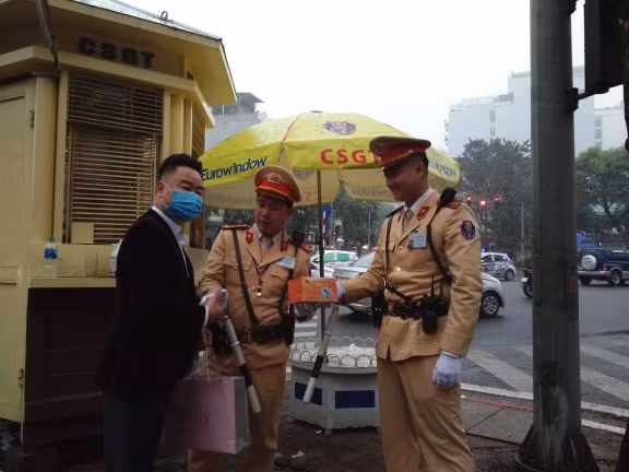 Sau khi phát khẩu trang cho người tham gia giao thông đi đường, anh Dũng còn tặng lại nhiều khẩu trang cho lực lượng CSGT để tiếp tục phát cho người dân.