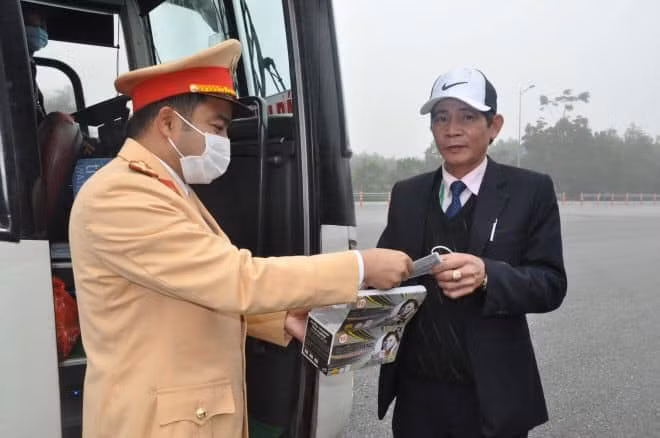 CSGT phát khẩu trang miễn phí trên cao tốc