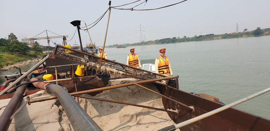 Hà Nội: Phạt gần 55 triệu đồng 1 lái tàu khai thác cát trái phép trên sông Hồng