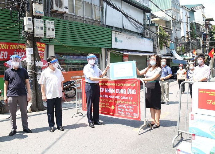 ] Chủ tịch HĐND TP Hà Nội Nguyễn Ngọc Tuấn trao quà cho lực lượng phòng chống dịch phường Chương Dương.