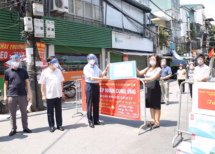 ] Chủ tịch HĐND TP Hà Nội Nguyễn Ngọc Tuấn trao quà cho lực lượng phòng chống dịch phường Chương Dương.
