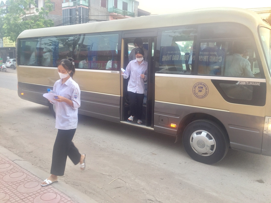 Thí sinh giữ khoảng cách di chuyển vào Điểm thi để phòng dịch Covid-19.