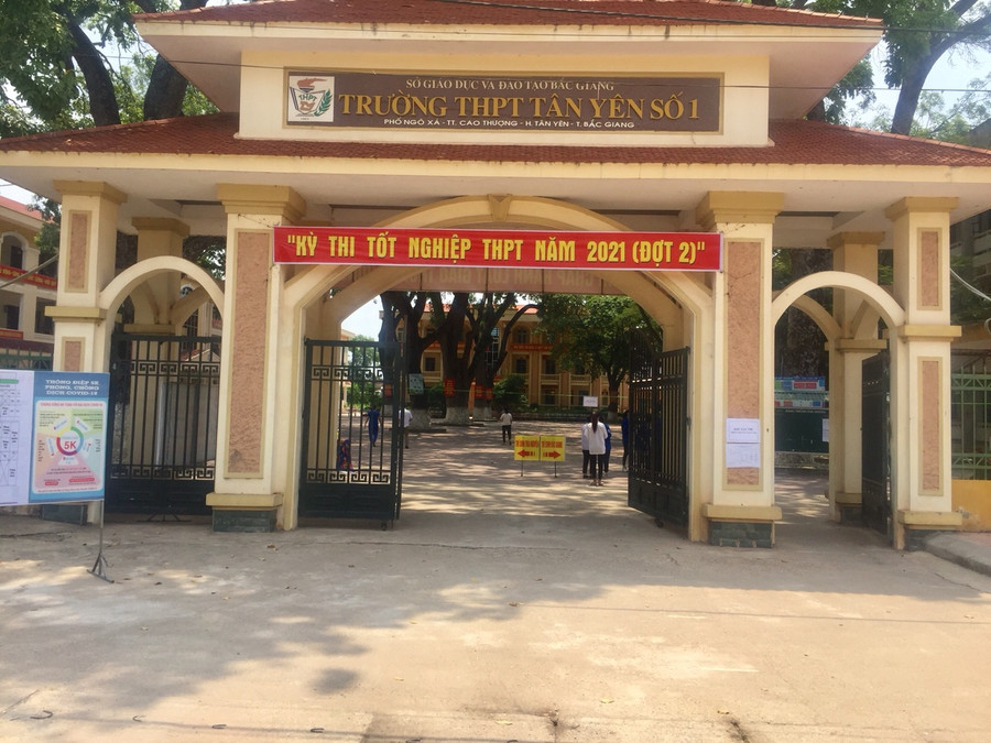 Thời tiết thuận lợi, khoảng 13h15 thí sinh đã có mặt Điểm thi trường THPT Tân Yên số 1.