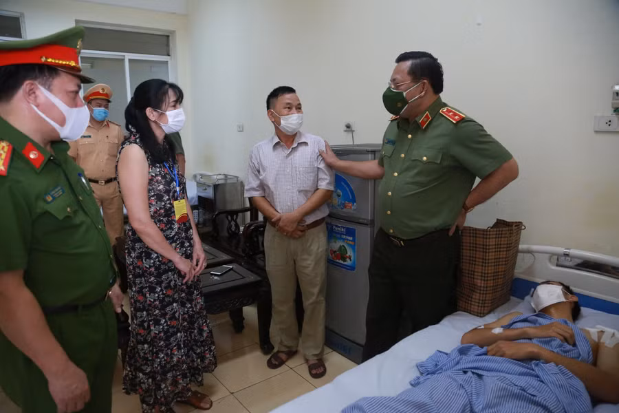 Trung tướng Nguyễn Hải Trung, Giám đốc Công an TP Hà Nội động viên gia đình Thượng úy Nguyễn Duy Khánh.