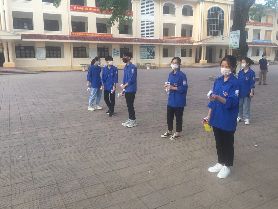 6h15 sáng 6/8 lực lượng thanh niên tình nguyện có mặt tại Điểm thi đón, hỗ trợ thí sinh trong ngày thi đầu tiên.