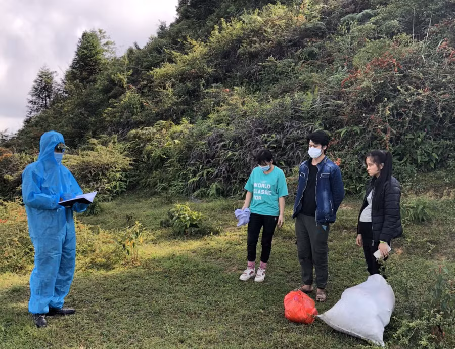 Tổ tuần tra lấy lơi khai ban đầu các công dân bị bắt giữ tại khu vực mốc 457, (ảnh Đỗ Văn Bắc).