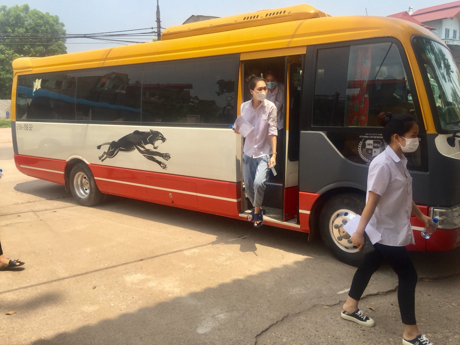 Thí sinh di chuyển đến Điểm thi sớm thực hiện biện pháp phòng dịch trước khi vào trường thi.
