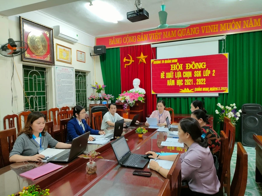 Hội đồng đề xuất lựa chọn SGK lớp 2 năm học 2021-2022 tại trường TH Quảng Minh (Ảnh tư liệu).