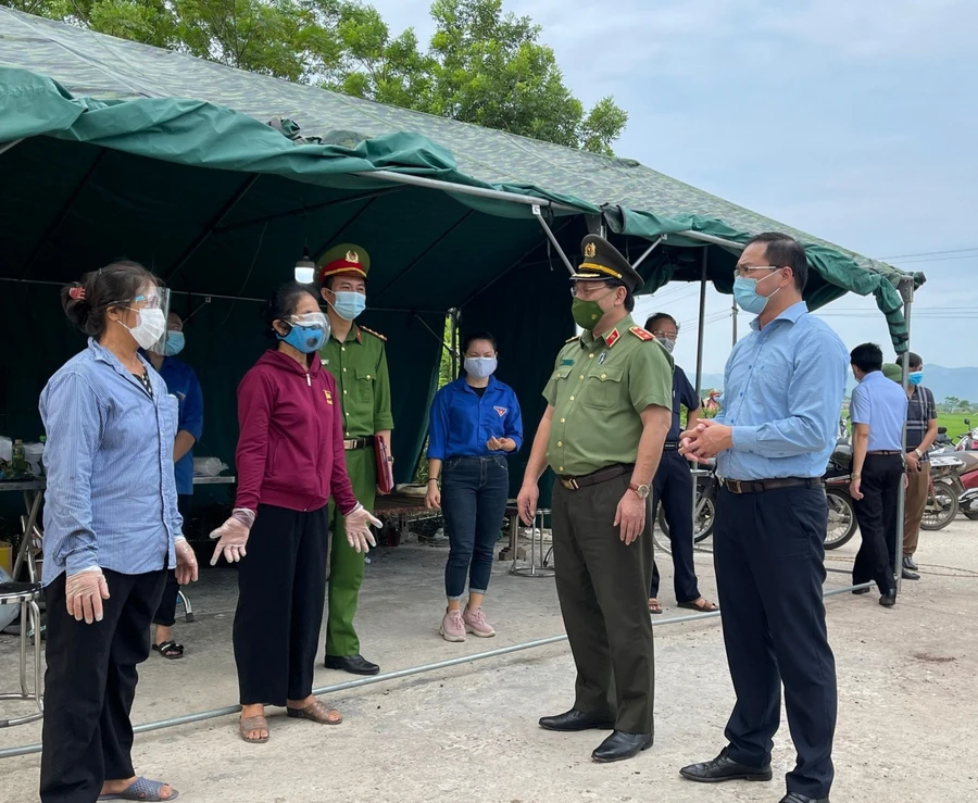 Trung tướng Nguyễn Hải Trung kiểm tra các chốt ứng trực, phòng chống dịch Covid-19 tại huyện Mỹ Đức.