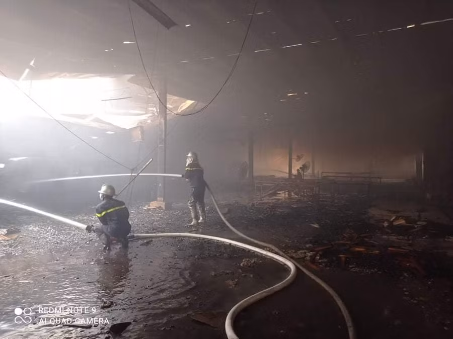 Lực lượng chức năng có mặt dập tắt đám cháy.