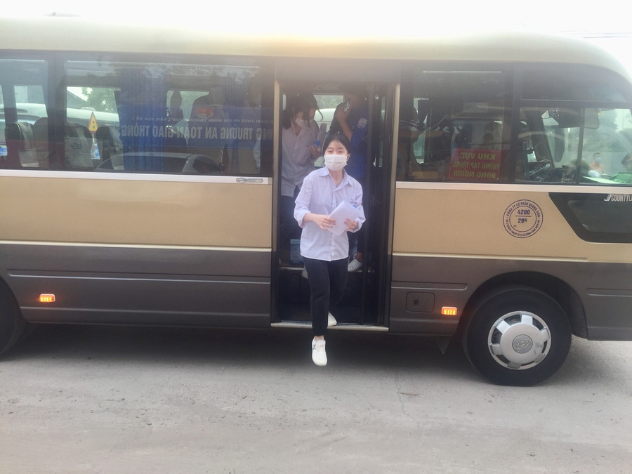 Thí sinh dự thi Điểm thi trường THPT Tân Yên số 1 đến sớm sẵn sàng cho môn thi đầu tiên.