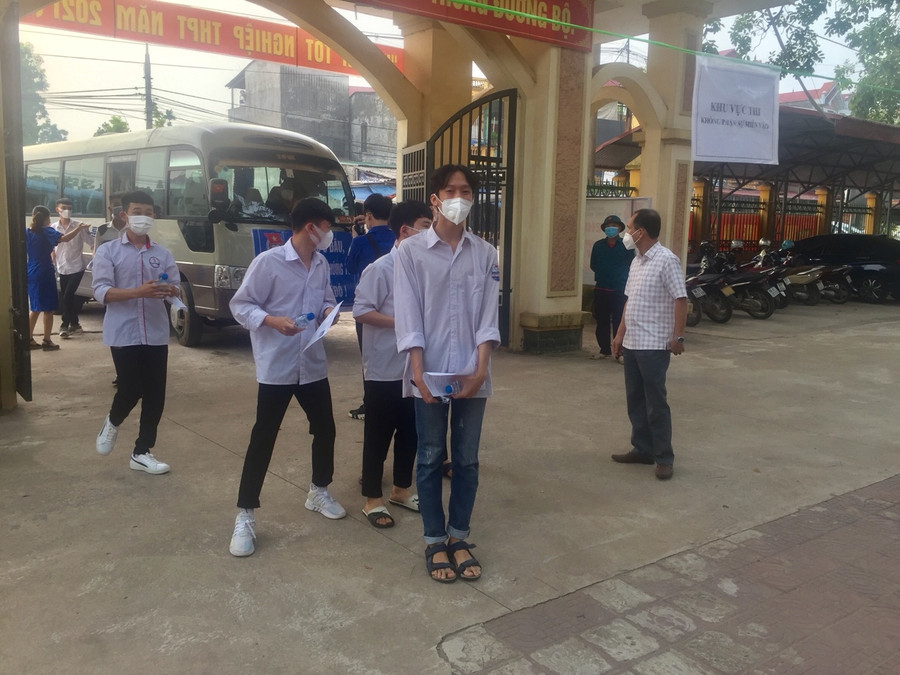 Sau khi đo thân nhiệt, sát khuẩn tay thí sinh được tặng nước uống và di chuyển vào phòng thi.