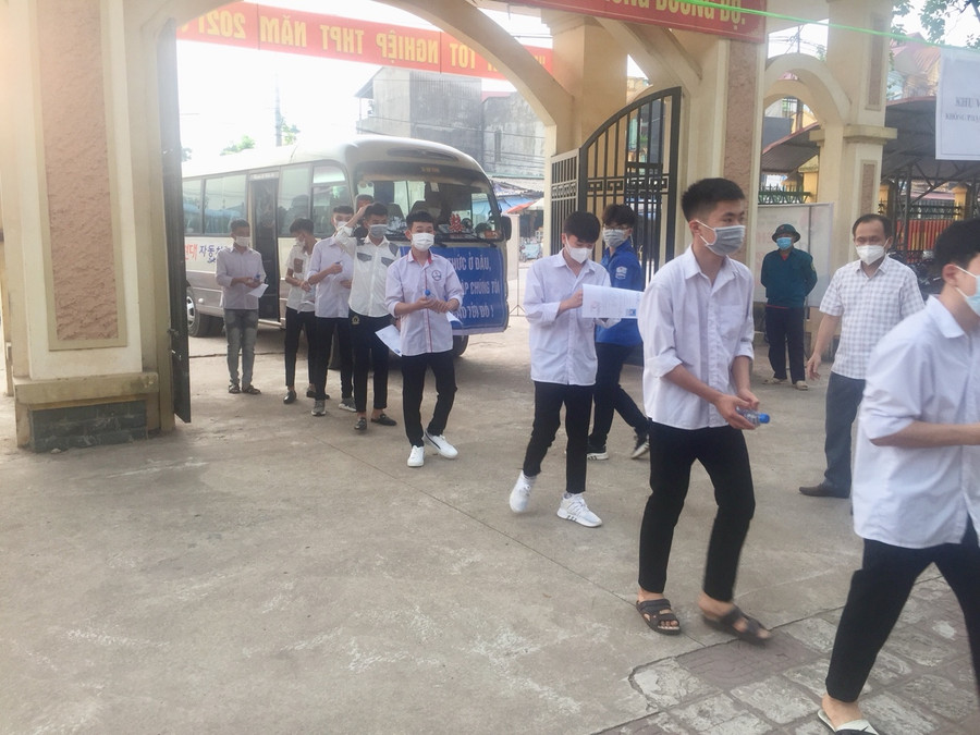 Thí sinh đến Điểm thi sớm quyết tâm hoàn thành tốt bài thi trong ngày thi đầu tiên.