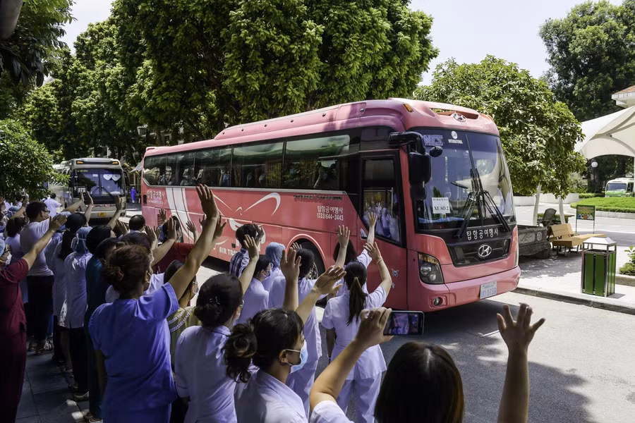 Gần 200 chiến sĩ áo trắng Bệnh viện Bạch Mai lên đường chi viện cho TP Hồ Chí Minh.