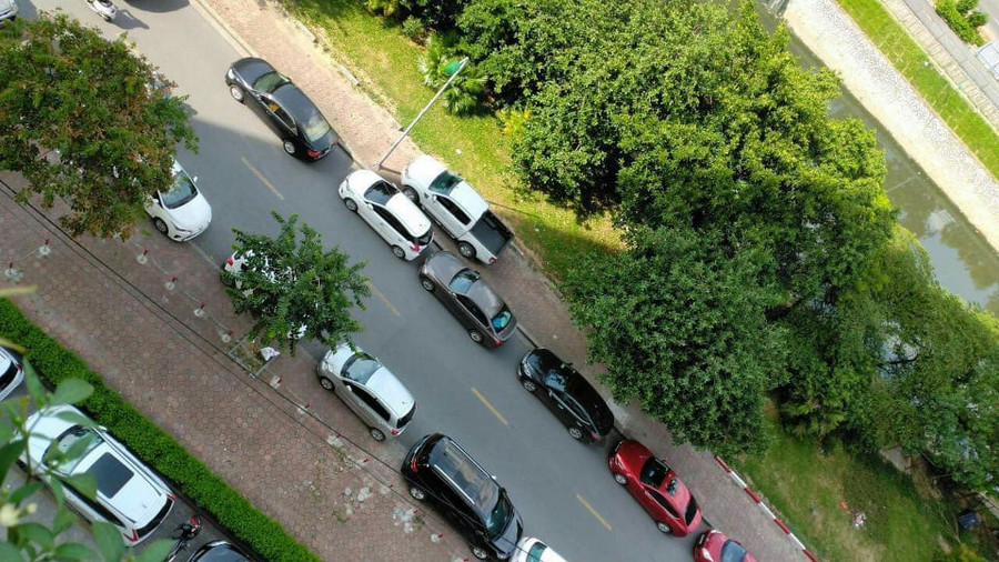 Ngoài phố Nguyễn Ngọc Vũ phương tiện đỗ thành hàng dài vi phạm quy định giãn cách xã hội.