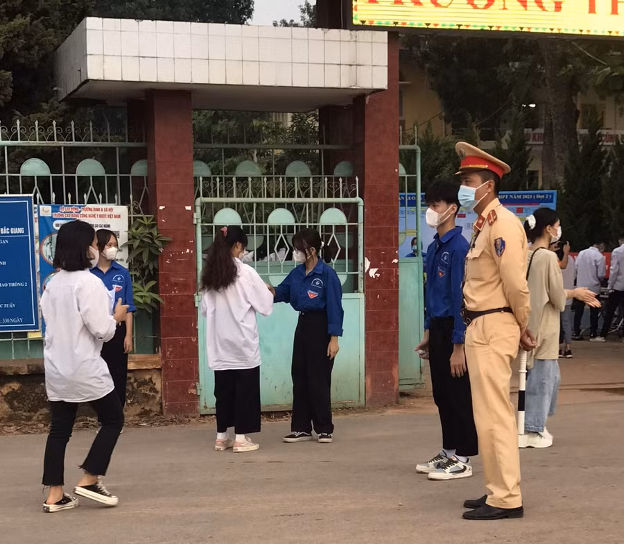 Lực lượng chức năng túc trực đảm bảo ANTT, ATGT khu vực Điểm thi trường THPT Lục Ngạn số 1.