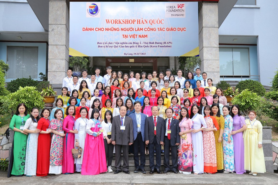 Các đại biểu chụp ảnh lưu niệm.