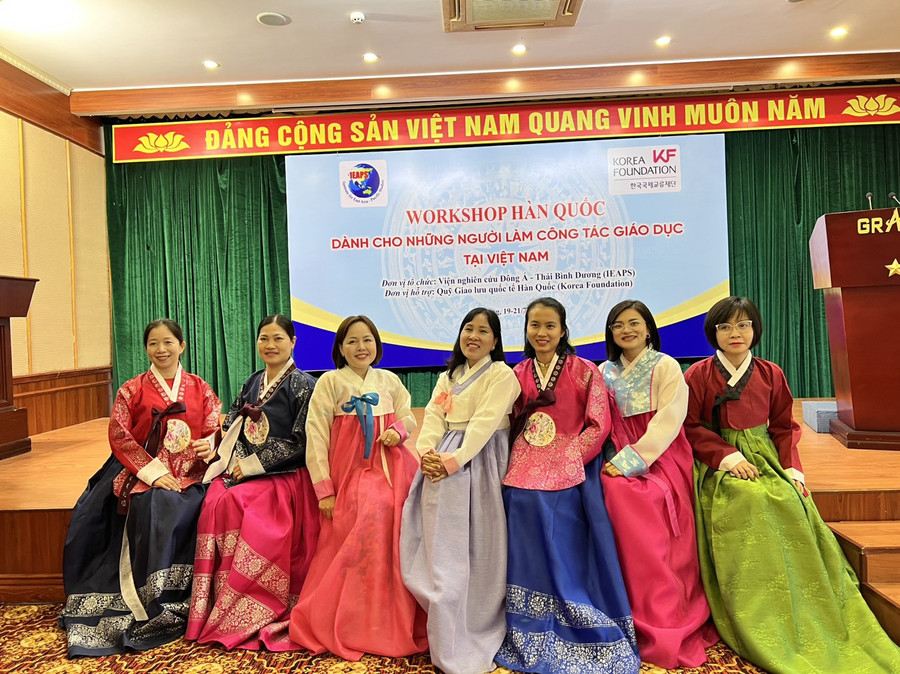 Các đại biểu trải nghiệm mặc trang phục truyền thống của Hàn Quốc (Hanbok).