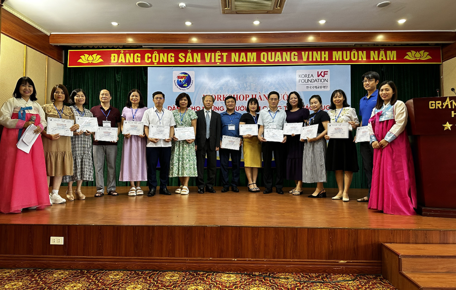 Các đại biểu nhận chứng chỉ tham gia chương trình.