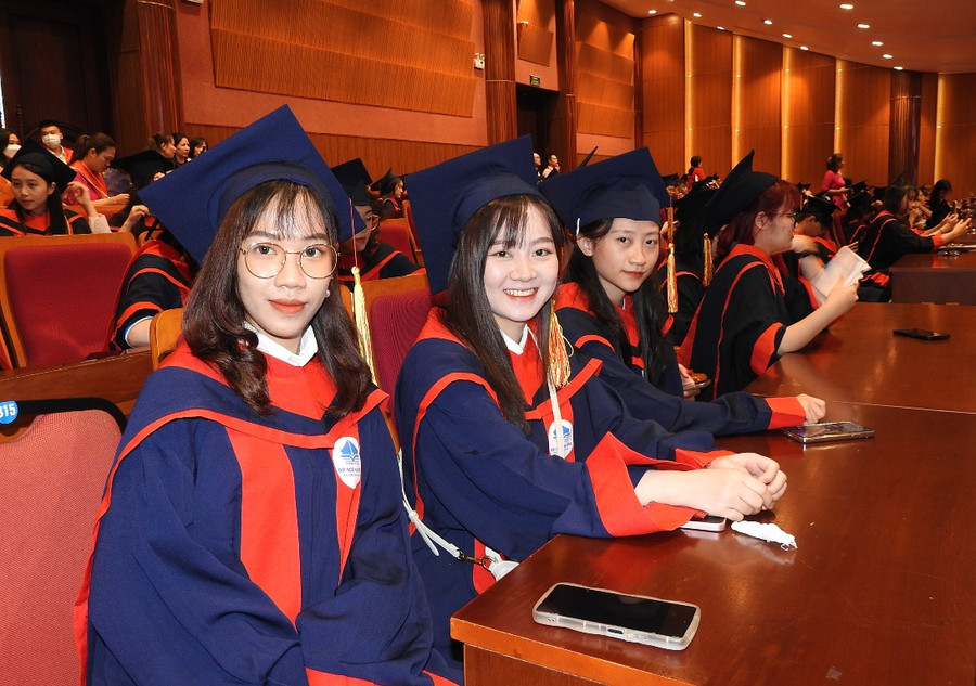Các tân cử nhân vui vẻ tại buổi lễ. Ảnh: Minh Cương Các tân cử nhân vui vẻ tại buổi lễ. Ảnh: Minh Cương