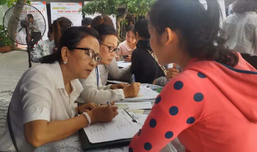 Sinh viên tham gia phỏng vấn tại Ngày hội việc làm. 